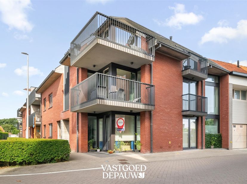 Vous recherchez un appartement prêt à emménager, situé dans un quartier central mais calme ? Alors cet appartement moderne et très bien entretenu, sit