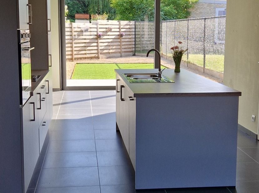 Recente ruime rijwoning (EPC B) met terras en tuin in het zuiden + mogelijkheid tot aankoop aparte garage. Lage registratiekosten bij aankoop van uw e