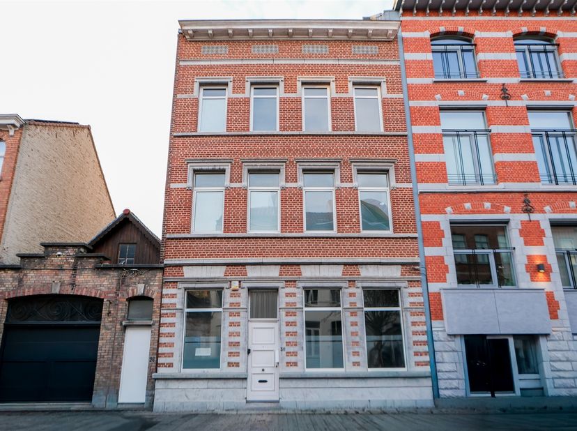Volume, Caractère et Performance : Une opportunité rare alliant esthétique classique et efficacité énergétique (PEB C), cette maison de maître de 285