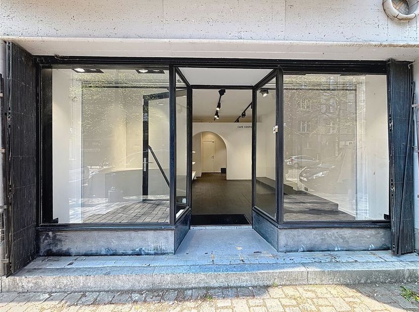 Dansaertwijk (Vismet) - winkelruimte van +/- 50 m² ideaal gelegen in het hart van Brussel<br />
Begane grond<br />
Een commerciële ruimte van +/- 50 m