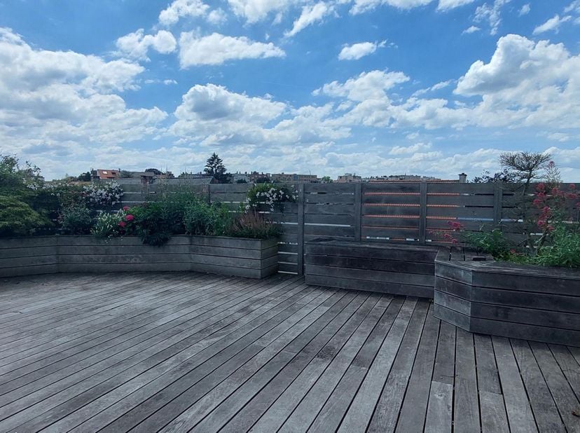 WOLUWE-SAINT-PIERRE, à proche Montgomery et George-Henri! Penthouse appartement (2ch/1sdb) de 128 m² avec terrasse et garage. Au 3ème étage : Il se co