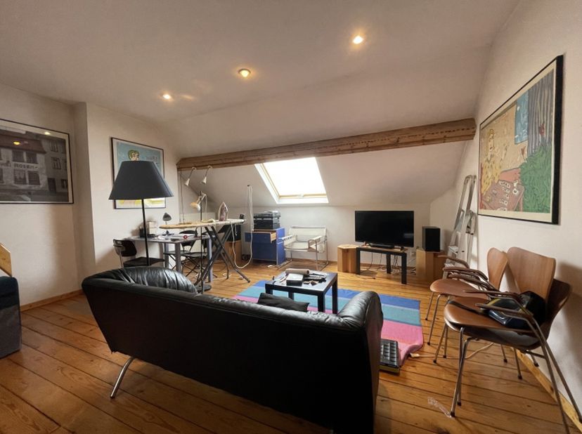 À deux pas du Cinquantenaire, proche de Merode et non loin du Square Montgomery, superbe duplex MEUBLÉ 1 chambre, situé au quatrième étage d’une copro