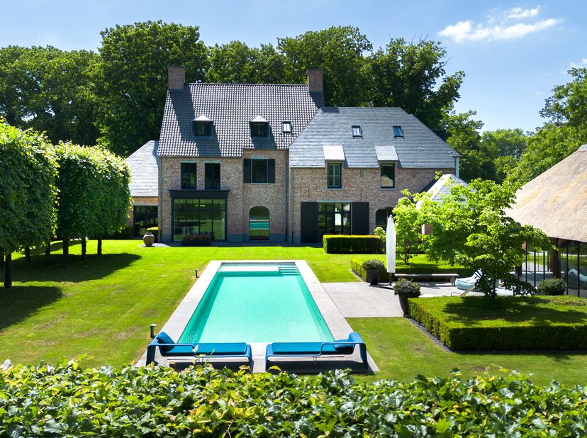Magnifieke topklasse villa op een perceel van 8.042 m² gelegen in de meest unieke en begeerde laan van het residentiële Oud-Turnhout. De villa heeft e
