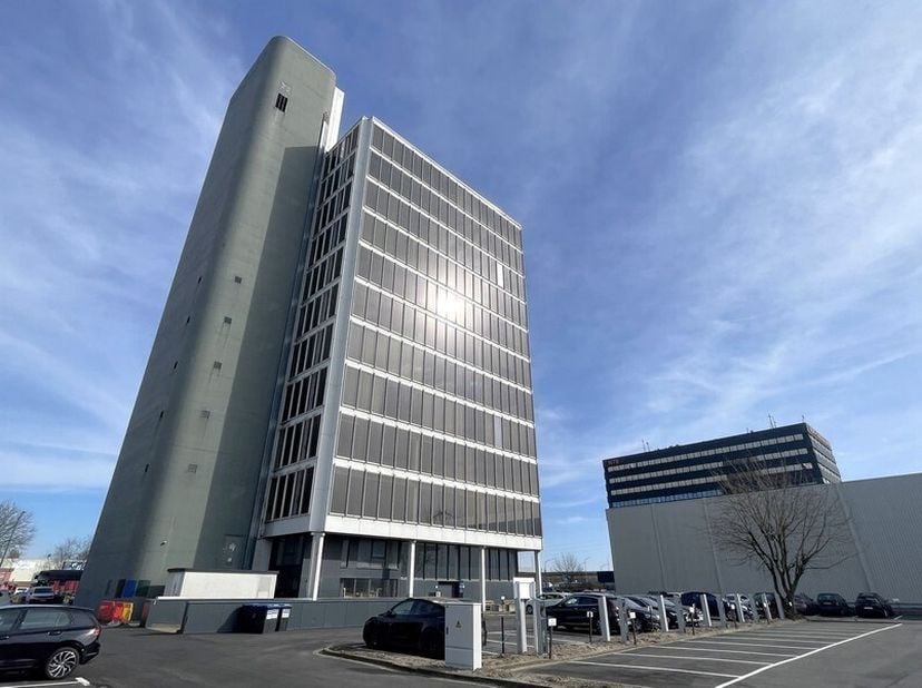 620m² hoogwaardig afgewerkte kantoren op 4e verdieping<br />
Ligging: aan N180 gewestweg (van Antwerpen naar Stabroek) in het Antwerps havengebied. De