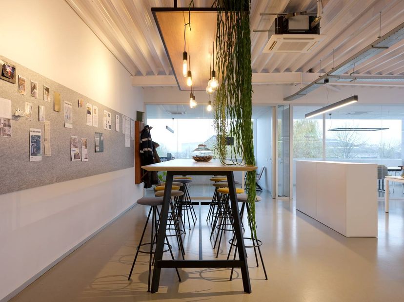 Perfect ingerichte kantoorverdieping (ca. 500 m²) op de eerste verdieping te huur op de Leite. <br />
 <br />
Volledige kantooroppervlakte bedraagt ca