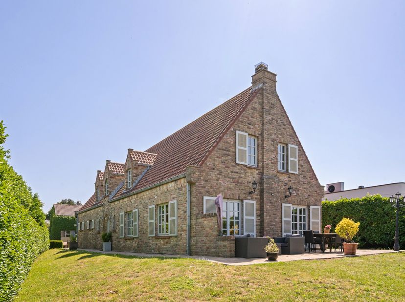 Deze karaktervolle villa is rustig gelegen in de gegeerde woonwijk Stene in Oostende, op een mooi perceel van 711 m². Met een bewoonbare oppervlakte v