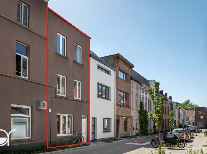 Deze woning bevindt zich op een boogscheut van het Ledebergplein, met een uitstekende bereikbaarheid dankzij tram- en bushaltes in de nabije omgeving,