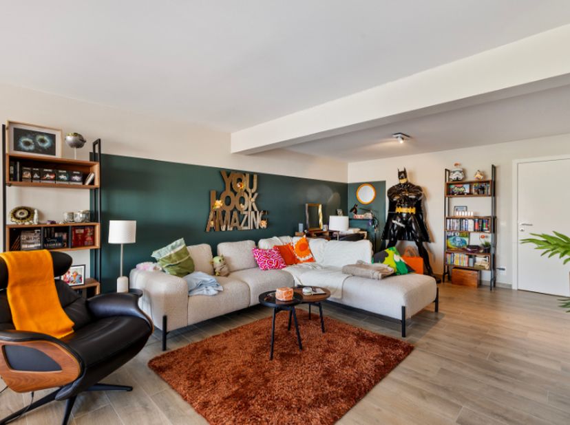Cet appartement situé au premier étage d’un immeuble à taille humaine bénéficie d’un emplacement idéal, à seulement quelques minutes du port de plaisa