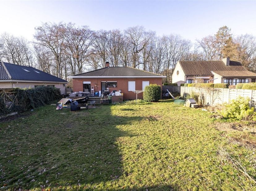 Te renoveren woning op een perceel van ca 850 m²<br />
Beschrijving:<br />
Inkomhal met gastentoilet,ruime leefruimte, keuken, nachthal met badkamer e