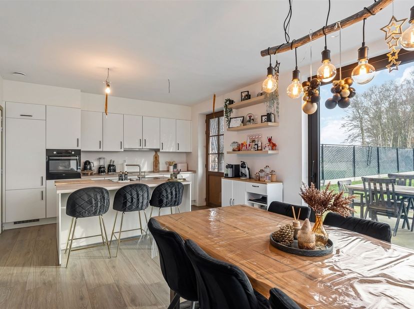 Energiezuinige nieuwbouwwoning (E21) op perceel van 6are63ca in groene doch centrale omgeving.<br />
<br />
Belangrijkste troeven: <br />
- Central