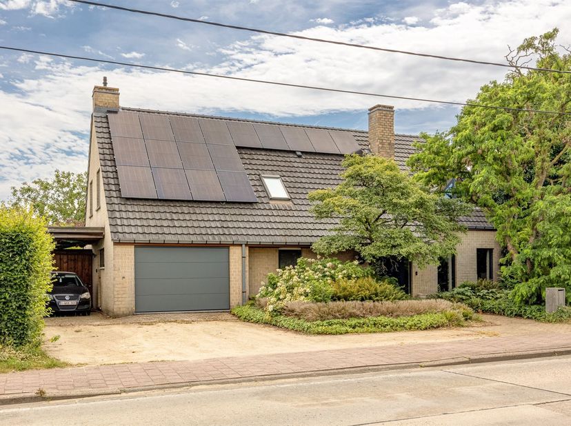 Droomt u van ruimte, privacy en toekomstgericht wonen? Deze verrassend ruime open bebouwing ligt op een prachtig perceel van ca. 20 are met boomgaard