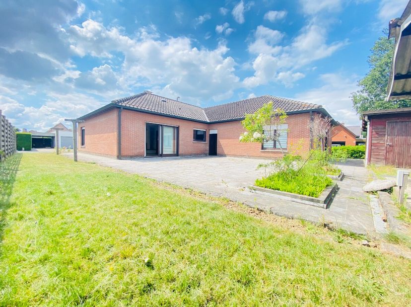 Wervik, rustig gelegen bungalow met veel ruimte.IndelingIngang die doorgang biedt naar ruime leefruimte met apart gasten toilet. Naast de woonkamer is