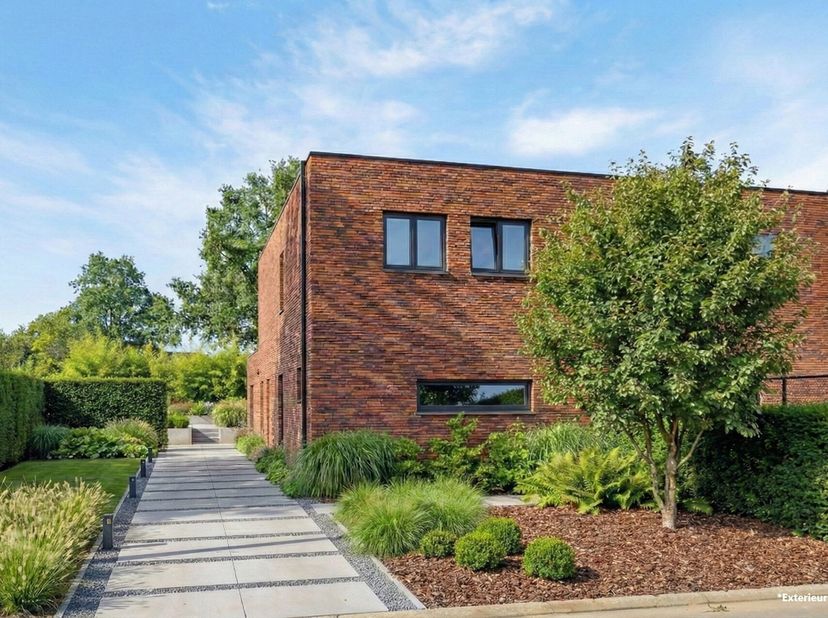 Voor meer info en fotos, surf naar www.swevers.be  In de levendige Pastorijstraat 39 in Koersel staat een gloednieuwe halfopen woning (2025) klaar voo