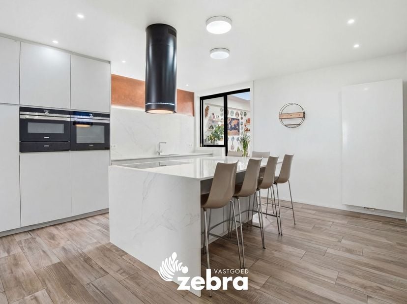 Nabij het centrum van Meulebeke bevindt zich deze instapklare woning met 3 slaapkamers. Verschillende winkels, horeca, scholen, sportgelegenheid ... b
