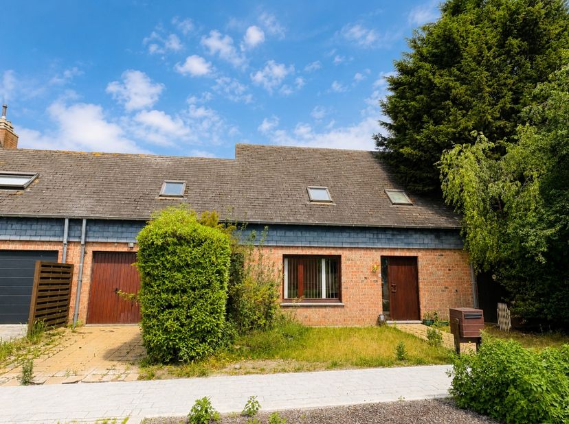 Deze op te knappen woning is rustig gelegen vlak bij een prachtig natuurgebied en vormt de ideale basis voor wie op zoek is naar ruimte, rust en toeko