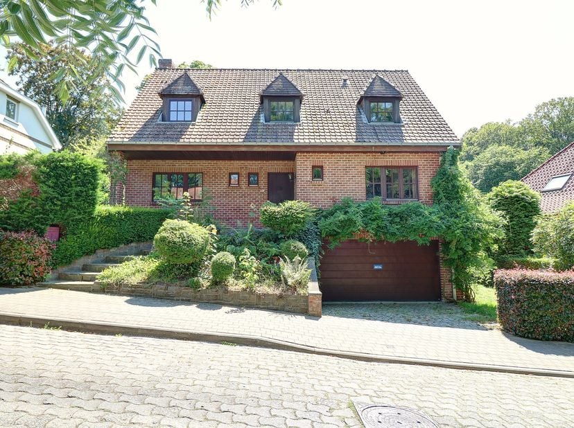 Op een steenworp van het Zoniënwoud, mooie gezinsvilla van ± 174 m² bewoonbare oppervlakte + kelders + garage.<br />
De woning omvat:<br />
<br />
1 r
