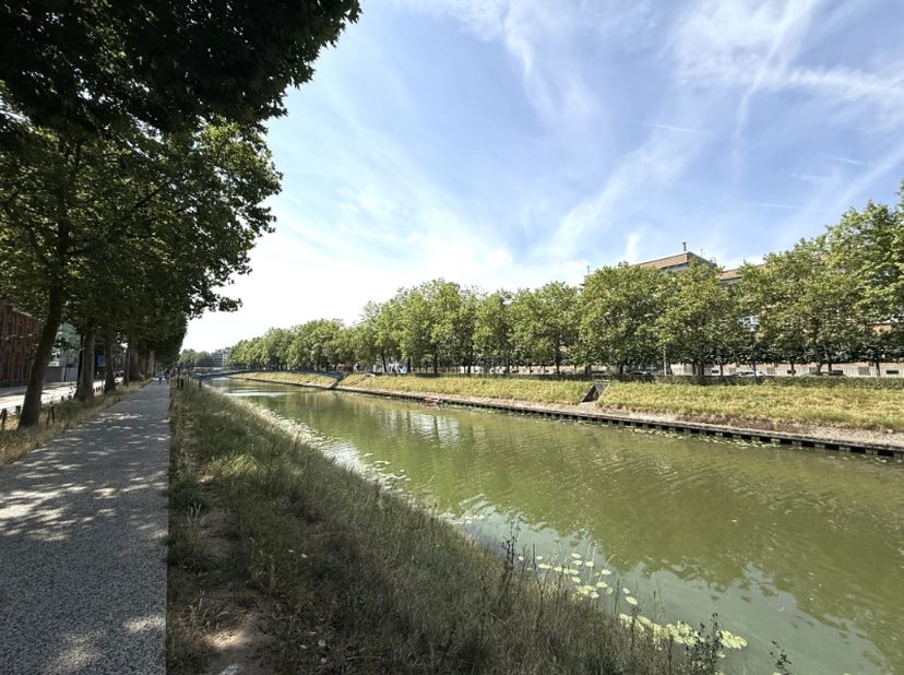 Op een mooie en rustige ligging aan de Coupure bevindt zich dit ruime 2-slaapkamerappartement met twee terrassen en zicht op het water. Het appartemen