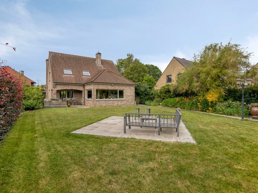 Genieten van rust, ruimte en groen .<br />
In een rustige en residentiële omgeving van Wevelgem bevindt zich deze bijzonder verzorgde vrijstaande vill