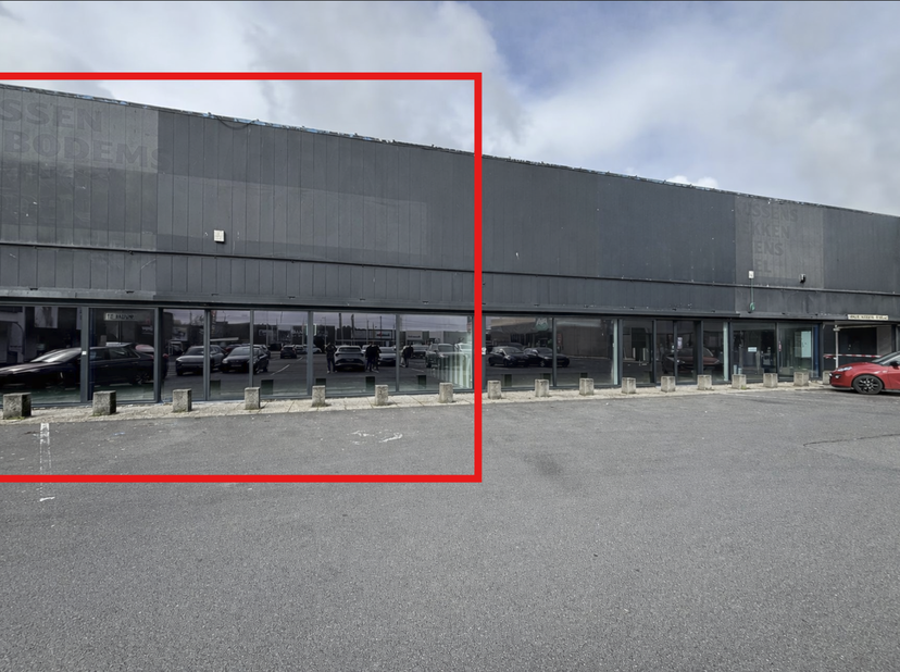 Commerce périphérique / surface commerciale à louer à Roeselare Mammoet 2, avec excellente visibilité.<br />
<br />
Il s’agit d’un bâtiment casco de 4