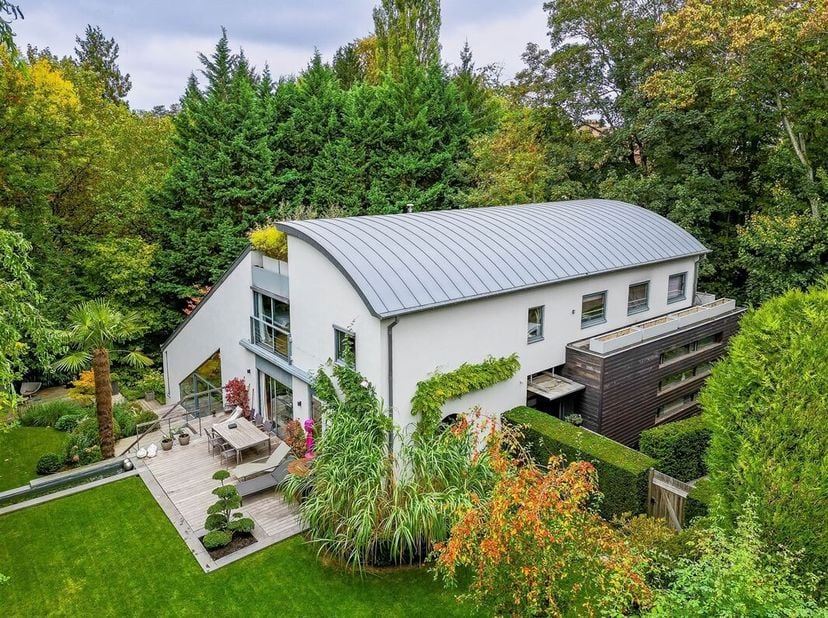 Property One, uw vastgoedpartner in Ukkel, presenteert u deze uitzonderlijke architectenwoning, ideaal gelegen aan het einde van een rustige private w