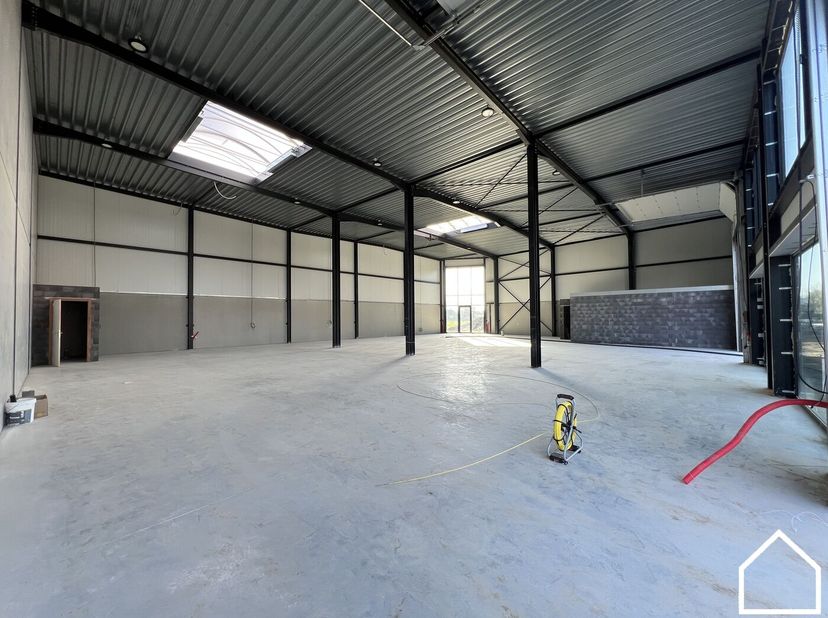 Moderne KMO-unit met uitstekende bereikbaarheid en een totale oppervlakte van 456m².<br />
<br />
Op slechts 10 minuten rijden van Ieper bevindt zich