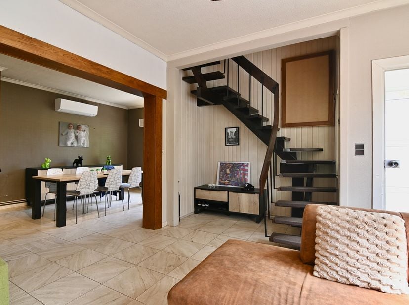 Deze charmante ééngezinswoning aan de Terweidenstraat 61 in Zoutleeuw biedt een perfecte combinatie van karakter en moderne gemakken. Gelegen op een p