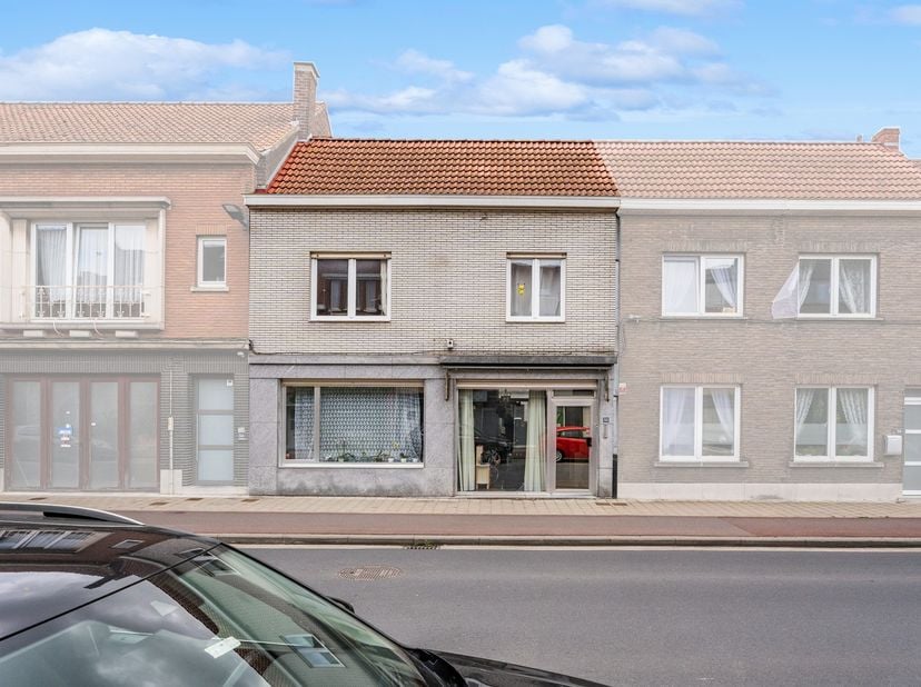 Omgeving<br />
Deze ruime woning is gelegen in de Lourdesstraat te Oostakker, een aangename en goed bereikbare woonomgeving op korte afstand van Gent.