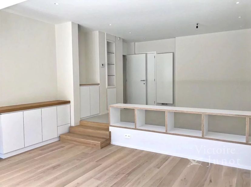 Bien présenté par Alexandra Dewitte Tel : 0473/84.61.61 ou alexandra.dewitte@victoire.be<br />
Victoire Junot vous propose : Uccle, quartier Cavell, à