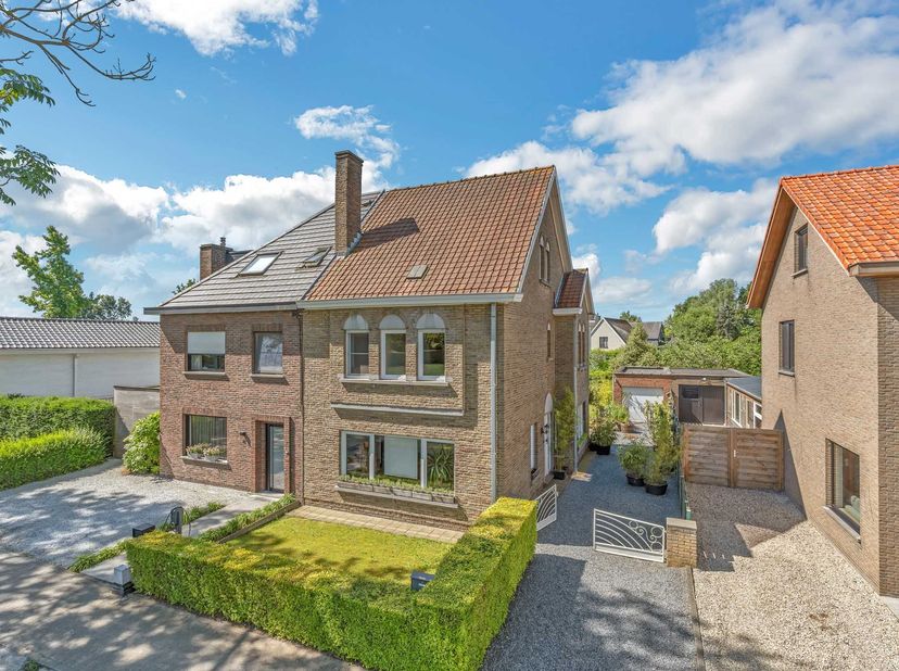 Deze te renoveren halfopen bebouwing is gelegen in een doodlopende straat in een rustige en groene omgeving nabij het stadscentrum.<br />
<br />
Dankz