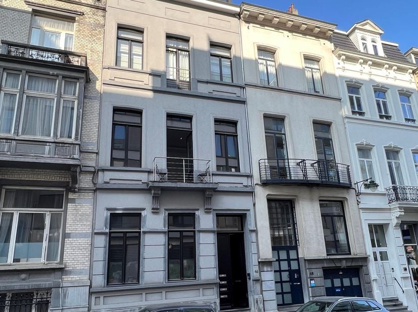 Dit volledig gemeubeld appartement, met een bewoonbare oppervlakte van ±95m², is<br />
gelegen in de Europese Wijk. Het appartement is voorzien van al