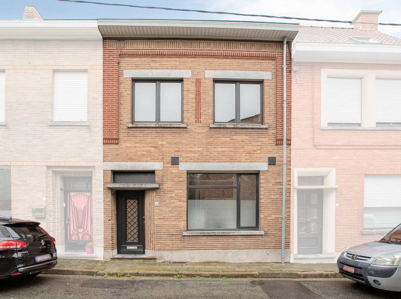 Vous recherchez une maison prête à emménager qui combine des intérieurs modernes avec la technologie de demain ? Cette maison magnifiquement rénovée s