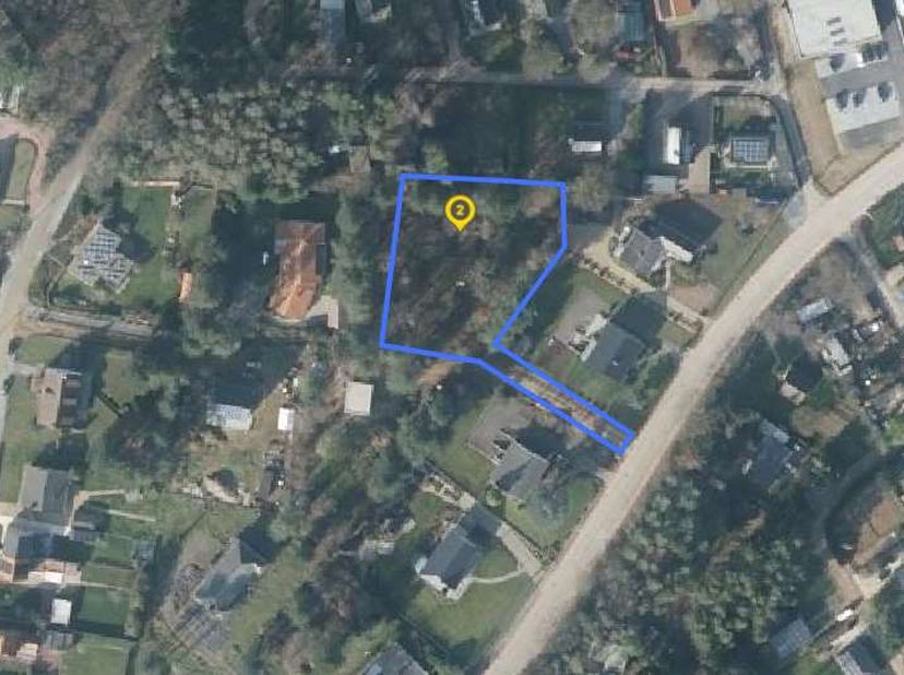 Bijna 3000m² bouwgrond, achterin gelegen. Zeer rustig. <br />
Waterleiding en electriciteit aanwezig (afgesloten aan de straat). Riolering aanwezig. A