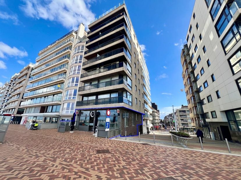 Gelegen op de hoek van de vernieuwde zeedijk van Wenduine en dit in het verlengde van de winkelstraat bieden wij dit met smaak ingerichte handelspand
