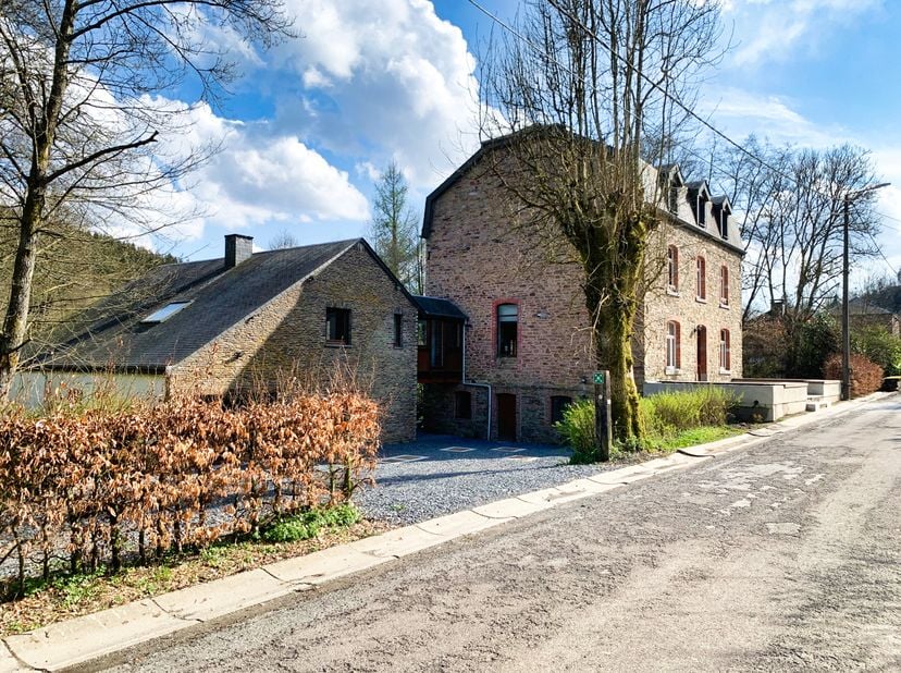 Rez: hall d'entrée, cuisine (cuisinière induction, évier, lave-vaisselle, four, hotte, frigo), bureau d'accueil, salon avec feu ouvert et accès à la t