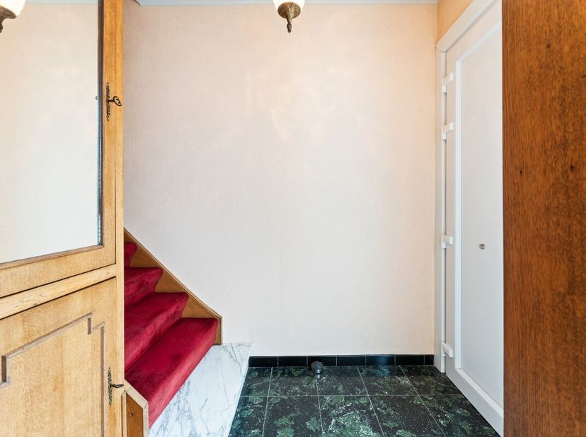 À vendre : maison semi-ouverte située Zaubeekstraat à Zulte, dans un quartier résidentiel calme. Construite en 1969, cette propriété offre un grand po