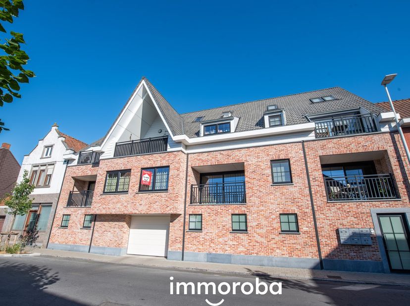 Mooi afgewerkt, lichtrijk en instapklaar appartement (bj 2019) op de eerste verdieping in een kleinschalige residentie met lift.<br />
Het appartement