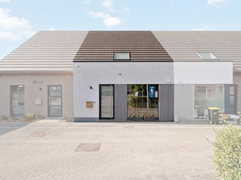 Instapklare woning op strategische ligging in Ingelmunster<br />
Op zoek naar een instapklare woning met een uitstekende ligging én interessante verhu