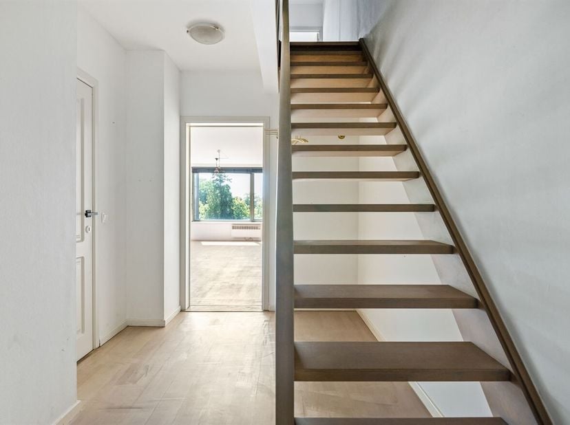Ruim duplex appartement met autostaanplaats op toplocatie in het centrum van Brasschaat <br />
Bent u op zoek naar een ruim en lichtrijk duplex appart