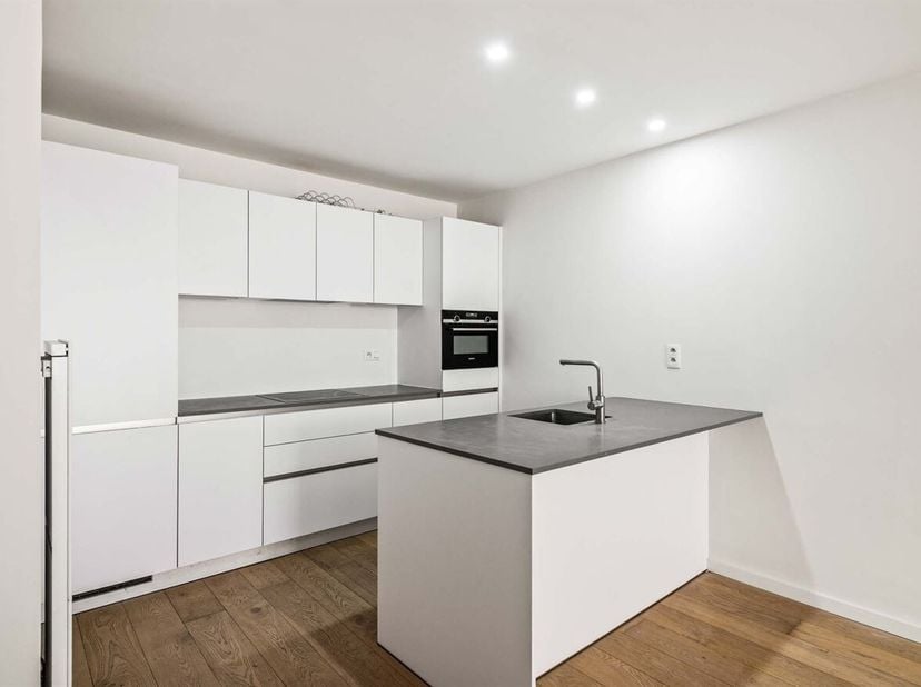 Prachtig instapklaar Appartement (105m²) voorzien van 2 slaapkamers, gelegen op een steenworp van de Groenplaats in Antwerpen<br />
Ligging: <br />
In