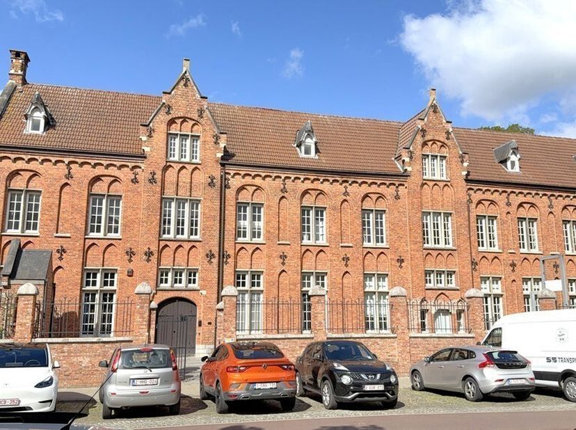 412m² de bureaux au premier étage du bâtiment A de l'ancien couvent des Capucins<br />
Emplacement : situé au calme près du Patersbos et de la N9, fac