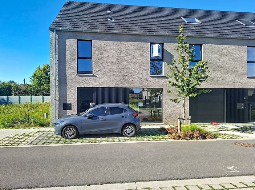 Huis te koop in Handboogstraat 12,
                    8791 Beveren