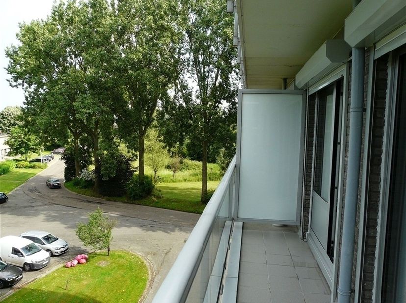 Het appartement is voorzien van hedendaagse comfort. De leefruimte is open en geniet van veel natuurlijk licht dankzij de grote raampartijen, met uitz