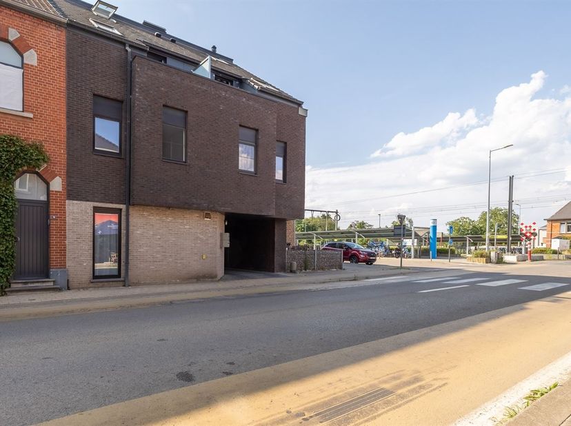 Dit duplex-appartement bevindt zich op de tweede verdieping (te bereiken via trap) van een kleinschalige residentie op een uitstekende locatie. Het st