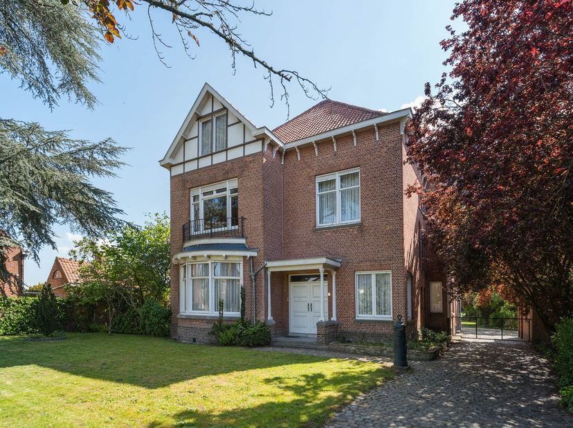 In het groene Sint-Laureins bevindt zich deze statige voormalige notariswoning uit 1933: een authentieke herenwoning waar charme, karakter en grandeur