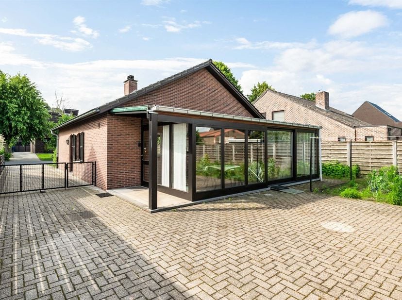 Vrijstaande woning op circa 450m².<br />
<br />
<br />
We betreden deze woning via de inkomhal. Via de nachthal vinden we 2 volwaardige slaapkamers