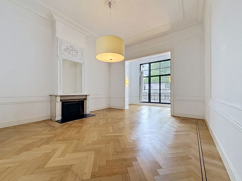 Idéalement situé entre la Place Stéphanie et la Place du Châtelain, ce superbe bureau de ± 150 m² occupe le premier étage d’un élégant Hôtel de Maître