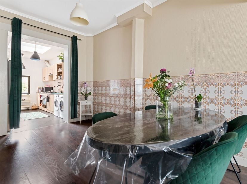 Deze te renoveren woning op de Gallifortlei in Deurne biedt volop potentieel voor wie op zoek is naar ruimte én een thuis dat volledig naar eigen smaa