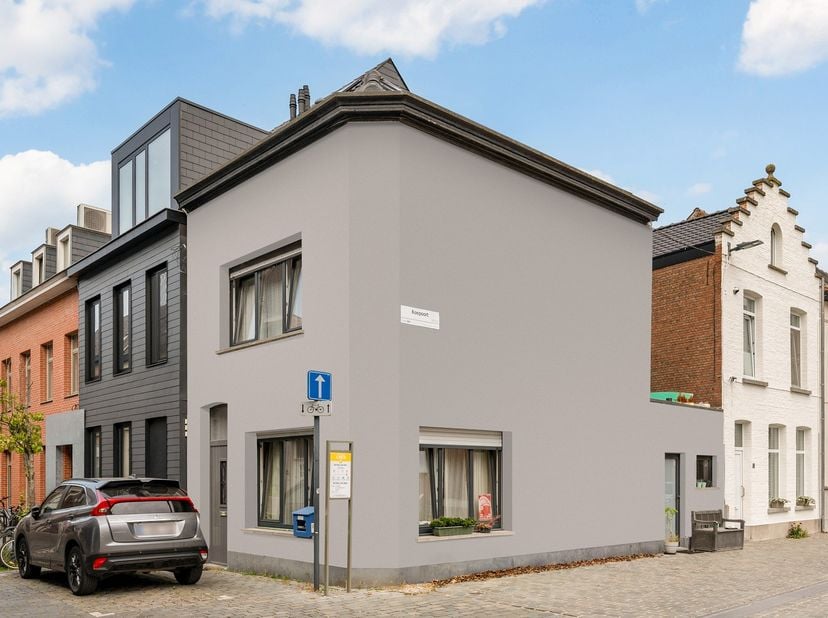 <br />
Adres: Lookstraat 13, 2500 Lier<br />
Bewoonbare opp.: ca. 127 m² | EPC-score: 242 kWh/m² (label C) | Elektriciteit: conform!<br />
Slaapkamers