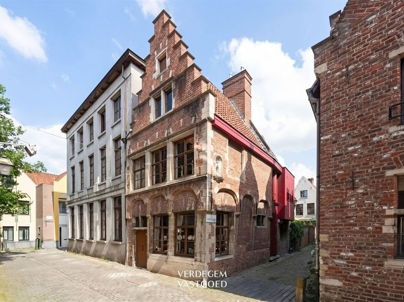 Unieke eigendom in het Patershol<br />
Deze bijzondere eigendom bevindt zich in een van de meest toeristische en gegeerde plekjes van de stad.<br />
E