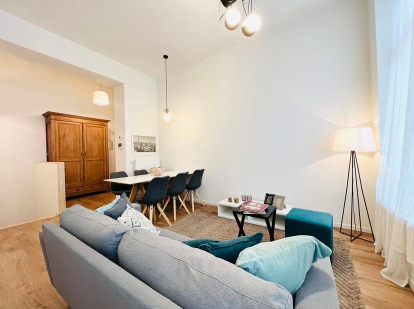 BRUXELLES, idéalement situé au cœur du quartier européen et à proximité du métro Maelbeek et de la gare de Schuman. Superbe APPARTEMENT DUPLEX MEUBLE
